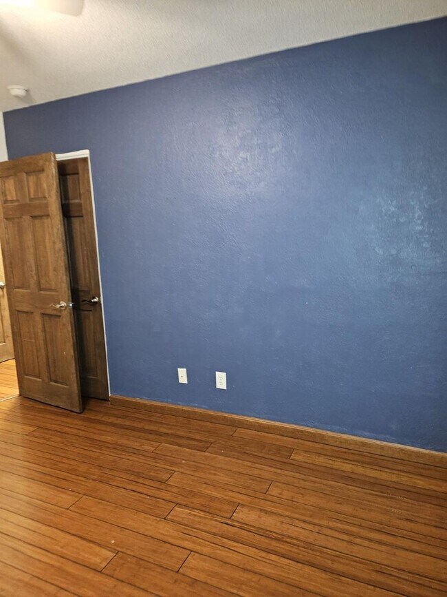 Building Photo - BEAUTIFUL 4 BEDROOM 2 BATH HOME IN THE BEA...