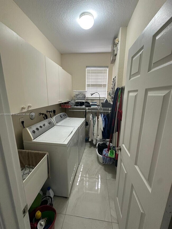 Building Photo - 1063 Sunflower Cir