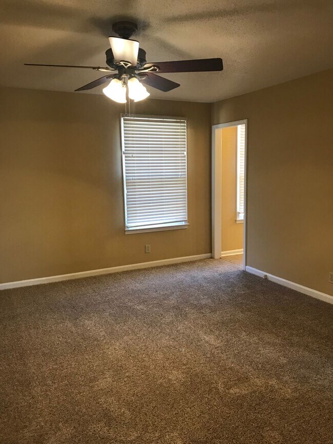 Building Photo - 3 Bedroom Home with Bonus Room For Rent!