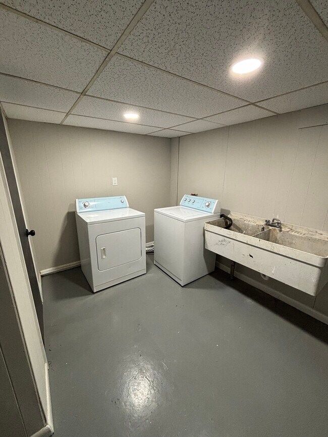 Building Photo - 3 Bedroom 2 Bathrooms, 21213