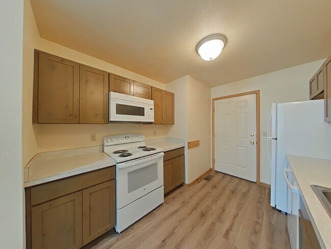 Building Photo - Beautiful 3 Bedroom 1.5 bath with attached...