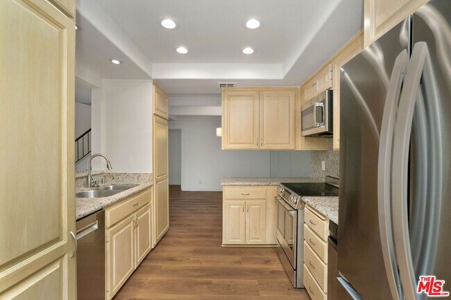 Building Photo - 2385 Roscomare Rd