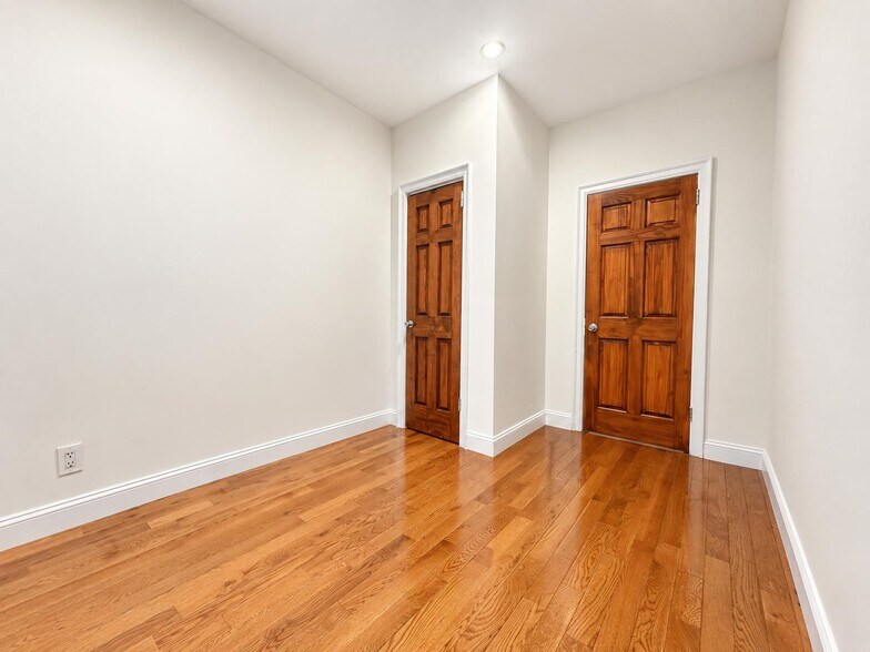 Building Photo - 30 Dongan Pl