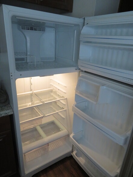 Refrigerator w/ glass shelves - 2418 S San Gully Rd