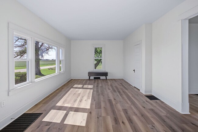 Building Photo - 3 Bedroom, 1 Bathroom Rural Home for Rent – Farmer City, IL