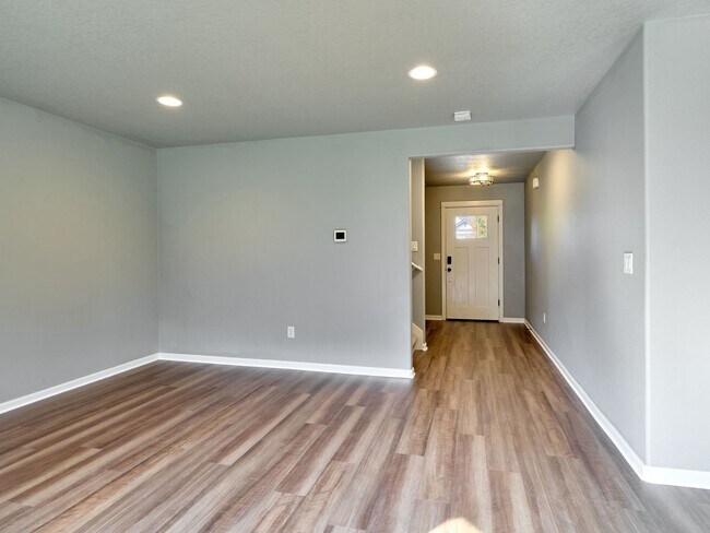 Building Photo - Beautiful 4 bedroom/2.5 Bath Home On Large...