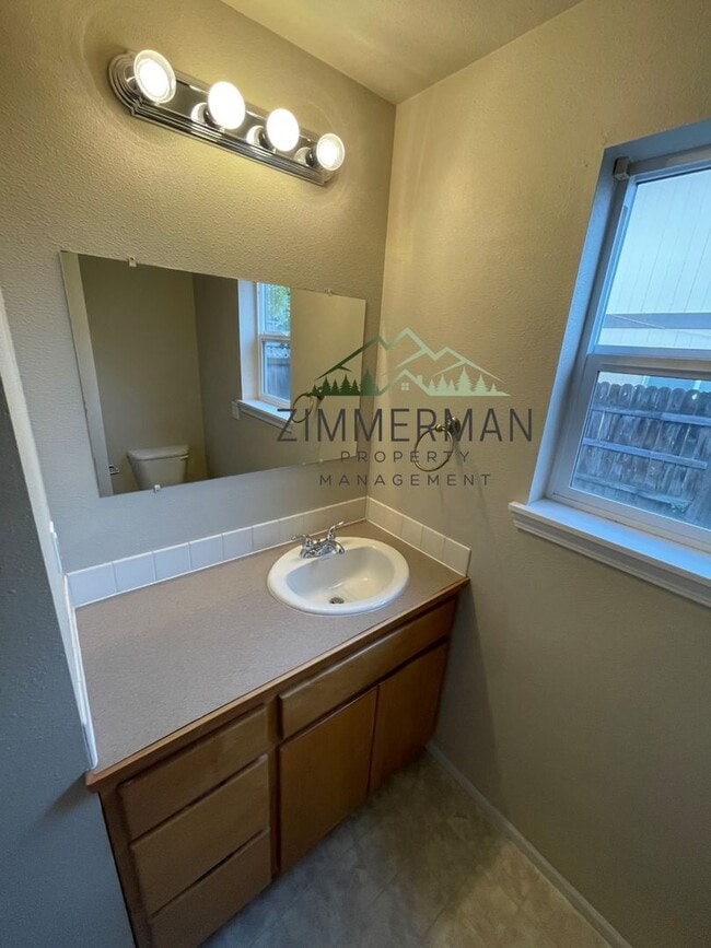 Building Photo - Cute 3-bedroom Home In Springfield