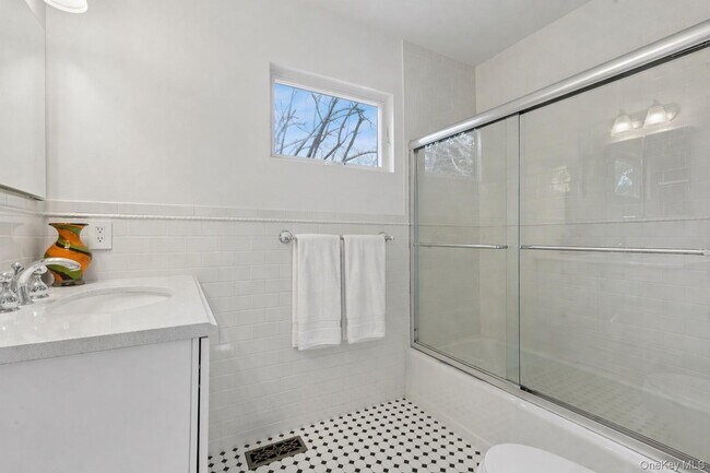 Building Photo - 2 Acorn Path