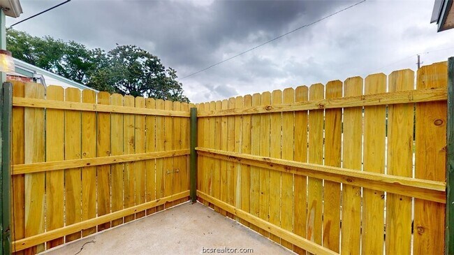 Building Photo - 725 Peppertree Dr