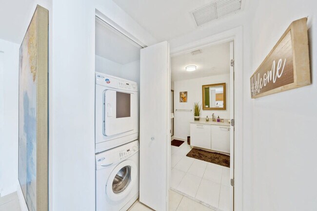 Building Photo - 3256 NE 1st Ave