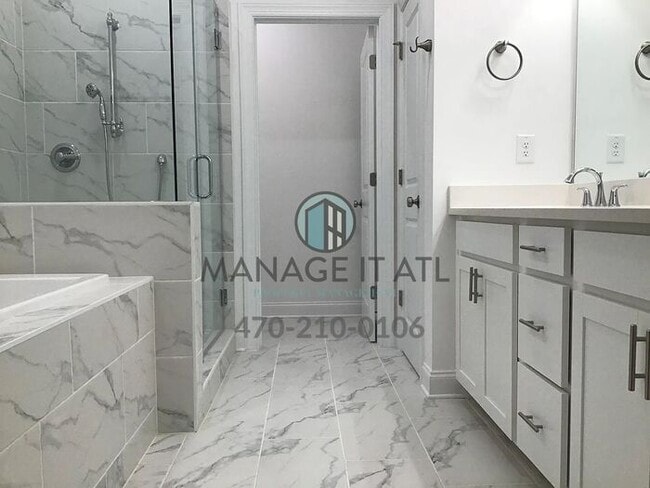 Building Photo - Elegant 3 Bedroom Townhome in a gated comm...