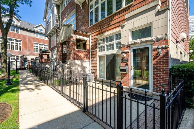 Building Photo - 4930 S Cornell Ave