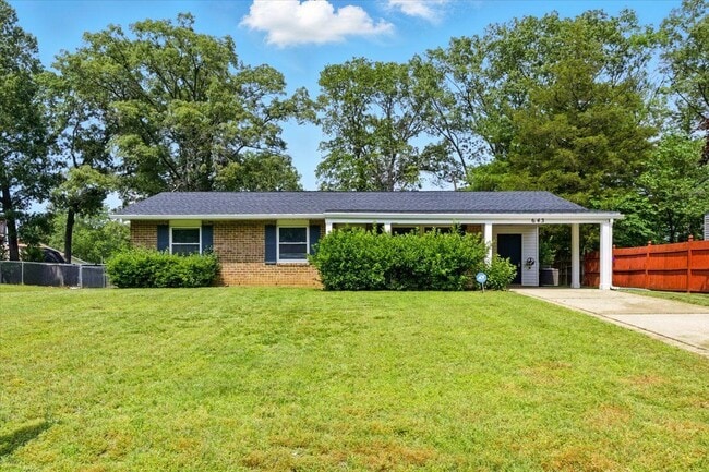 Building Photo - 643 University Dr