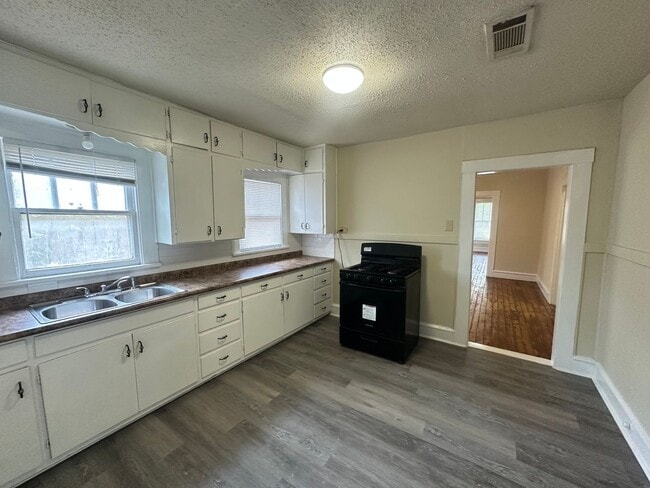 Building Photo - 2112 McKenzie Ave