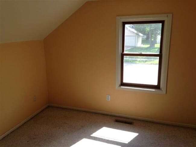 Building Photo - Cute 2 Bedroom House