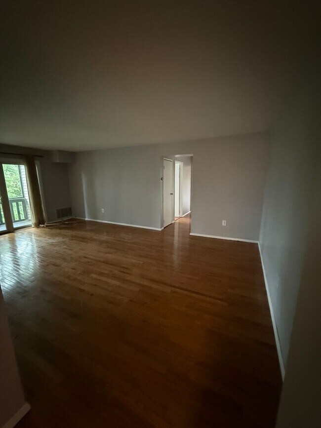 Building Photo - 2 Bedroom, 1.5 Bath, Pet Friendly Gas Heat Outside porch