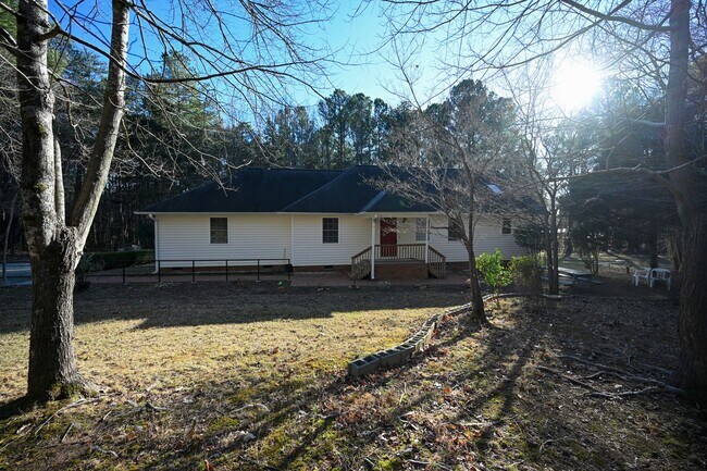 Building Photo - Stunning 3BR / 3BA Home on 2.48 Acres – Hillsborough, NC