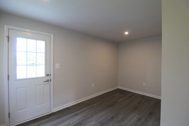 Building Photo - Never-Lived-In Luxury: Modern 3-Level Living + Garage in Orchard Ridge