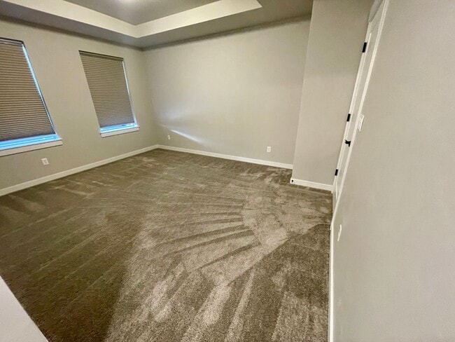 Building Photo - Spacious 3-bedroom and 2nd living room 2 1/2-full bath with New carpet, pad and LVT flooring