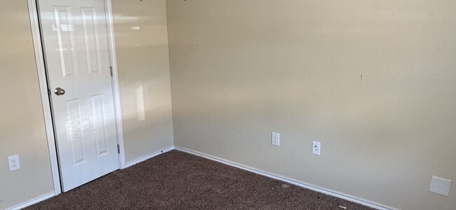 Building Photo - Spacious 4 Bedroom Home