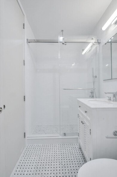 Building Photo - 226 E 25th St