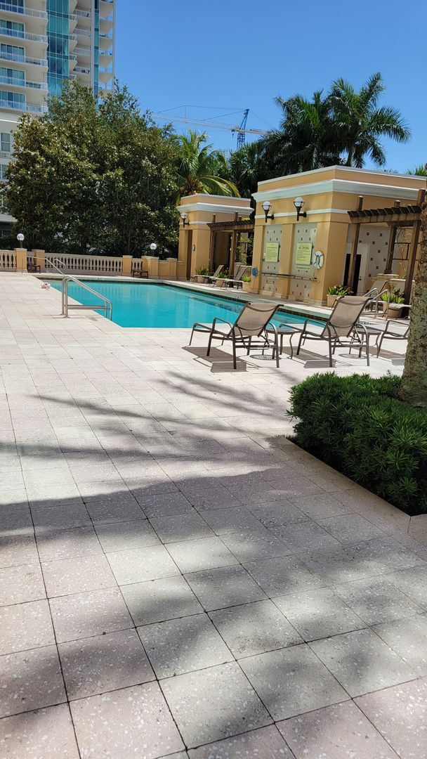 Building Photo - Seasonal only-beautifully renovated downto...