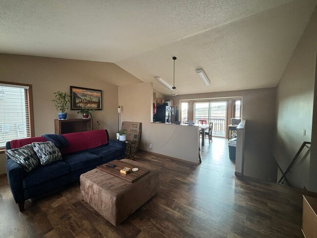 Building Photo - 3 BEDROOM | 2 BATH | GARAGE | SOUTH