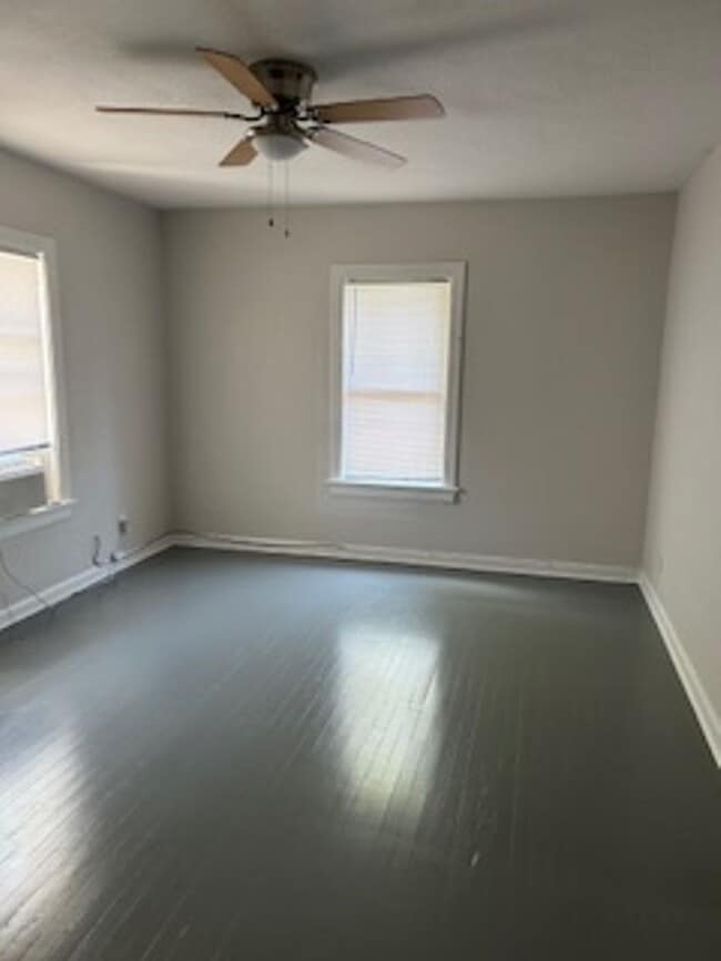 Building Photo - Quaint 1/1 apartment