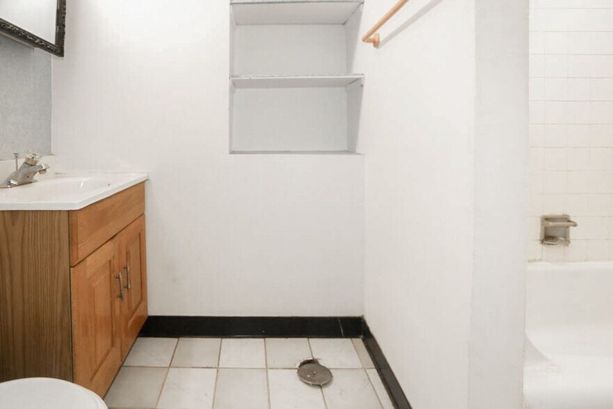 Building Photo - 869 W Lill Ave