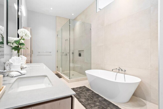 Building Photo - 2700 NE 18th St