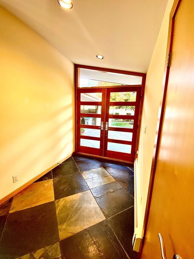 Building Photo - Stunning, 4 Bedroom, 3500 Square Foot, Highland's Home in Boise's North End
