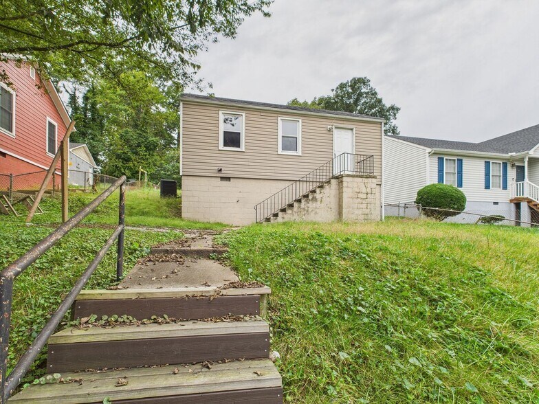 Primary Photo - 4707 Castlewood Rd