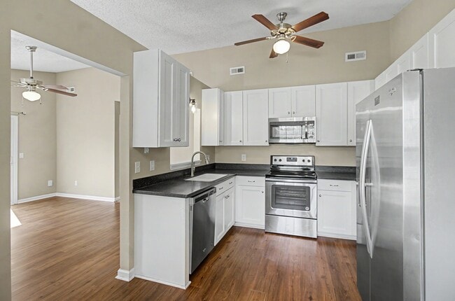 Building Photo - 1384 Forest Lake Dr