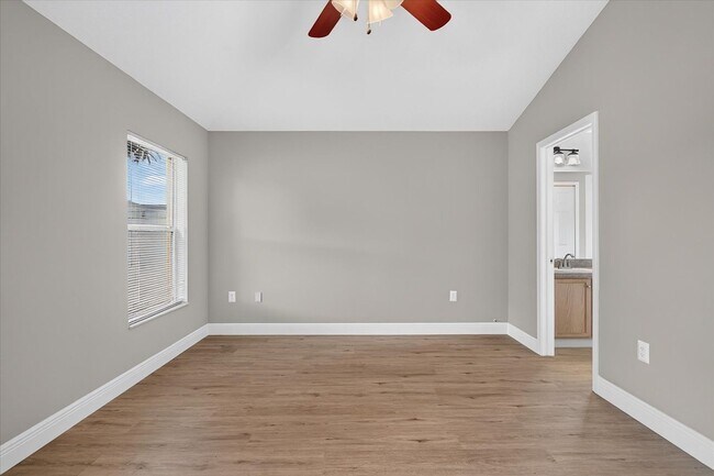 Building Photo - 557 Lindsay Anne Ct