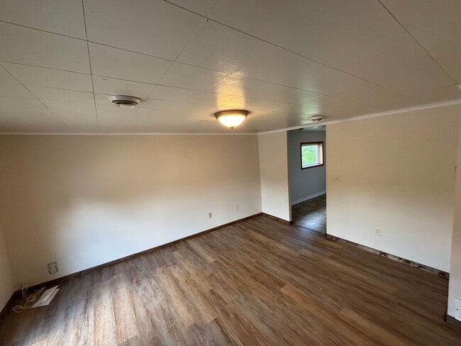 Building Photo - 132 S Main St