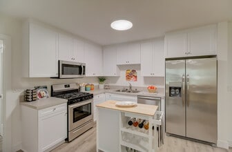 Building Photo - Kingsley Diplomat Apartments