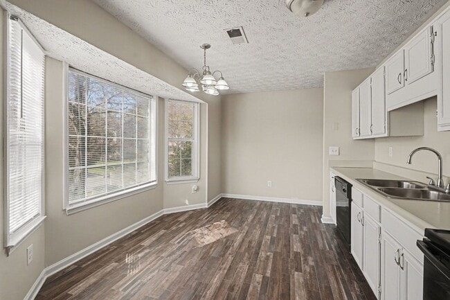 Building Photo - 3 Bedroom 2 Bath Home