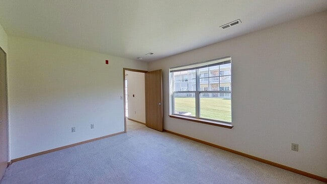 Building Photo - Condo Style Lower 1 Bedroom 1 Bathroom Apartment
