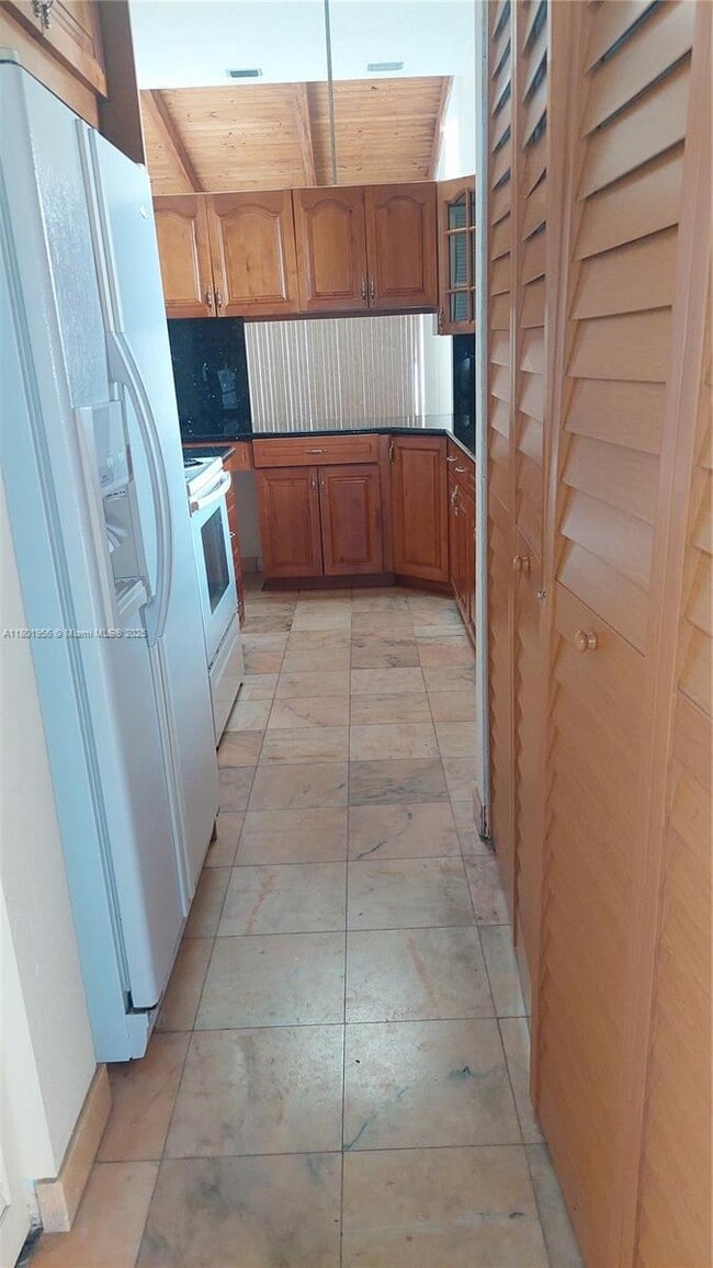 Building Photo - 2675 Parkview Dr S