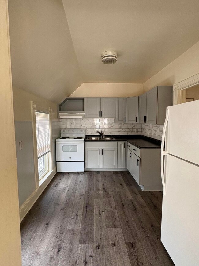 Building Photo - 205 Oak St