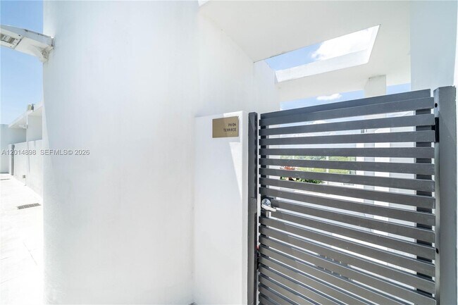 Building Photo - 13800 Highland Dr