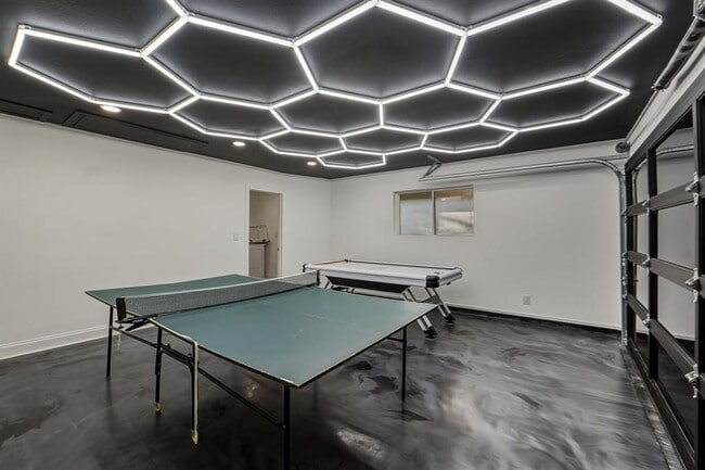 Building Photo - 2107 Lewood Cir