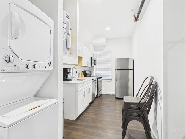 Building Photo - 1010 W 26th St