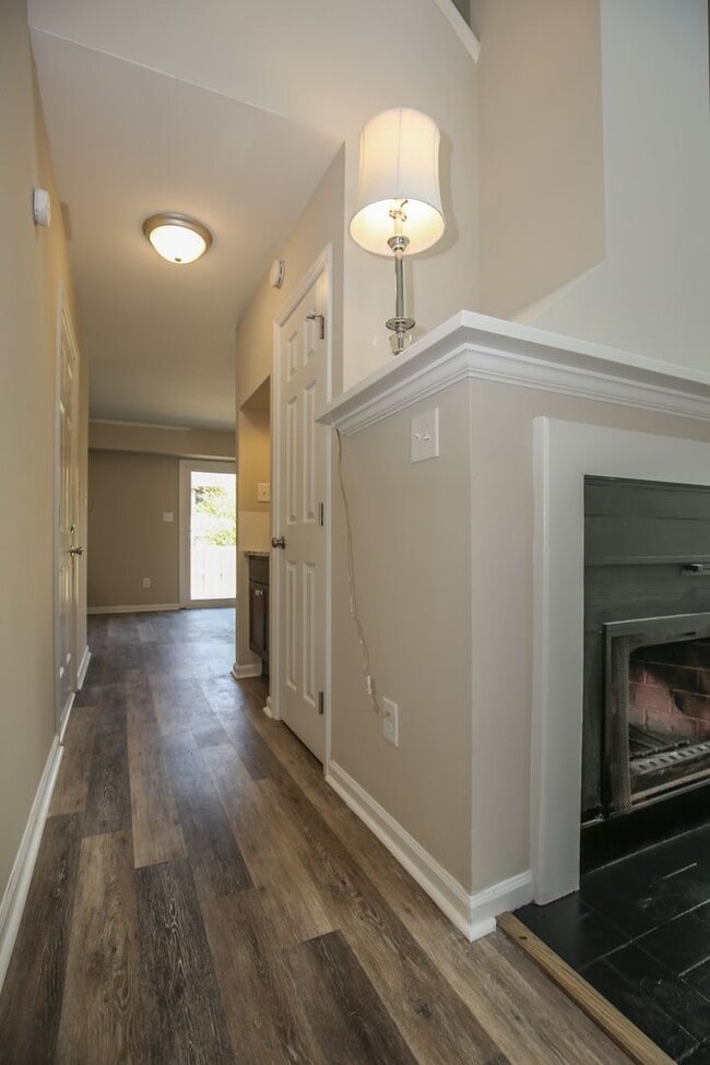 Building Photo - Updated Townhome w/GARAGE in BRANCHWOOD!