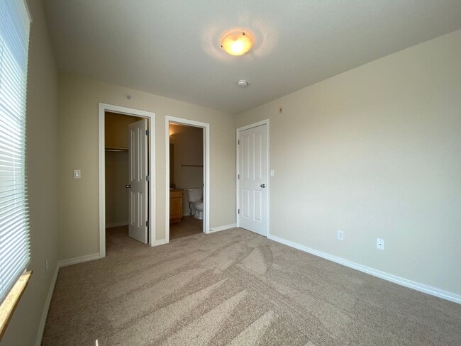 Building Photo - Renovated 2 Bedroom 2.5 Bathroom Condo in ...