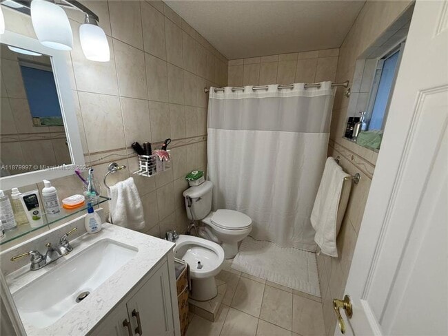 Building Photo - 3 bedroom in Hialeah FL 33016