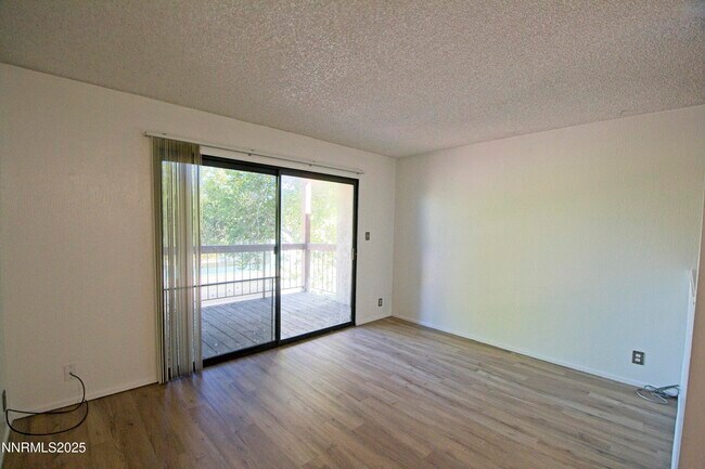 Building Photo - 2955 Lakeside Dr