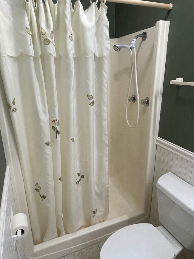 Building Photo - 3 BED, 2 BATH BRICK HOME LOCATED IN COUNTR...