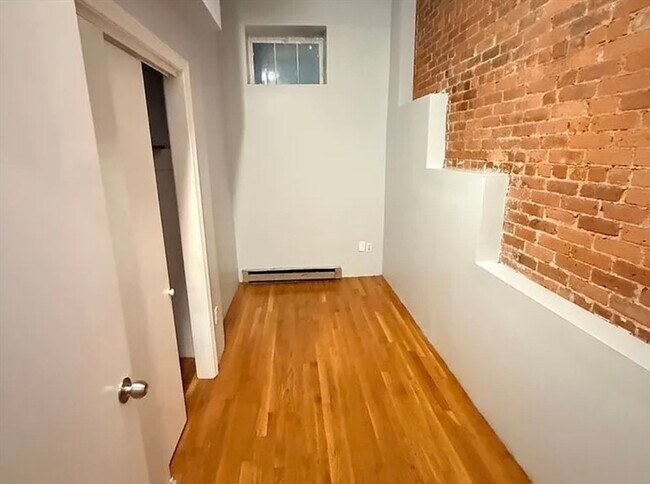 Building Photo - 452 Park Dr