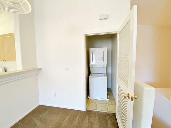 Building Photo - 2 BEDROOM 2 BATH TOWNHOME IN GATED COMMUNITY